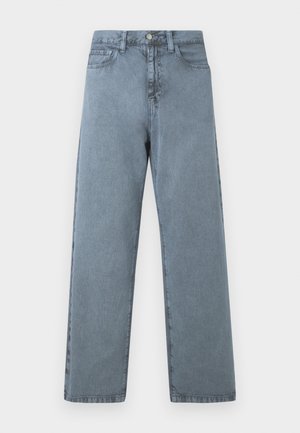 Jeans de denim azul claro com um design de perna reta, cinco bolsos, fecho de botão metálico e uma textura ligeiramente desbotada.