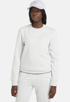 Felpa grigia chiaro con collo rotondo e polsini. Presenta un logo ricamato. Abbinata a pantaloni grigi chiaro e a un cappellino grigio chiaro.