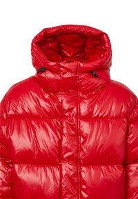 Giacca a vento rossa con un esterno lucido e trapuntato, colletto alto e cappuccio con cordino. Maggiore calore grazie alle sezioni imbottite in tutto il capo.