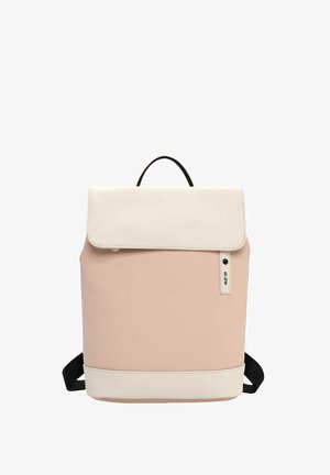 Minimalistický obdélníkový batoh v béžové a slonovinové barvě s černým držadlem a popruhy, vybavený zavíráním na klopu a malou boční štítkem.