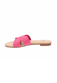 Infradito in gomma rosa con due ampie cinghie e un design ritagliato, caratterizzati da una soletta beige liscia e una suola piatta marrone.