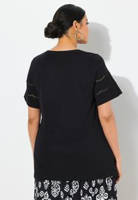 Ulla Popken OPENWORK DETAIL SHORT SLEEVE - Triko s potiskem - black