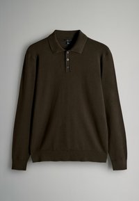 Dunkelbraunes Langarm-Polohemd mit Kragen und Knopfleiste mit drei Knöpfen, gefertigt aus einem glatten, strukturierten Stoff.