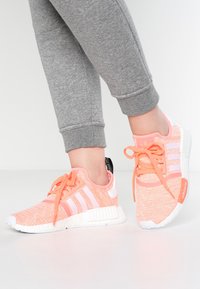 adidas Originals - NMD_R1 - Baskets basses - sun glow/white/haze coral Image miniature 1