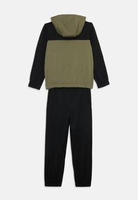 Ensemble de survêtement pour enfants en deux pièces, comprenant une veste à capuche olive et noire et un pantalon noir à poignets élastiques assorti, présenté à plat sur fond blanc.