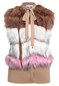 Fuskpälsväst med en blandning av bruna, vita, grå och rosa paneler, med ett beige band i halsen och ribbat nederkant. Hållbar och strukturerad.