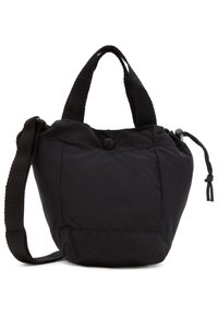 Zwarte stoffen handtas met een quilted textuur, korte bovenhandvatten en een verstelbare schouderband. Voorzien van een drukknoopsluiting en een trekkoorddetail.