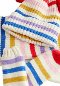 Gestreifte Strickmütze und Handschuhe in Weiß, Blau, Rot, Pink, Gold und Lila. Verfügt über eine gerippte Textur und kräftige, farbige Streifen.
