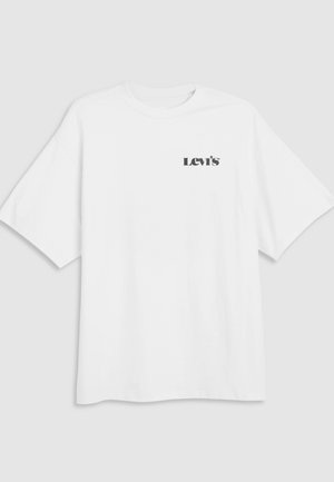 Hvit t-skjorte med korte ermer og liten svart "Levi's"-logo på venstre bryst, vist mot en ensfarget lys grå bakgrunn.