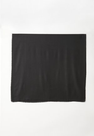 Sciarpa rettangolare nera realizzata in tessuto morbido con una consistenza liscia e bordi sfrangiati, che misura circa 60x30 pollici.
