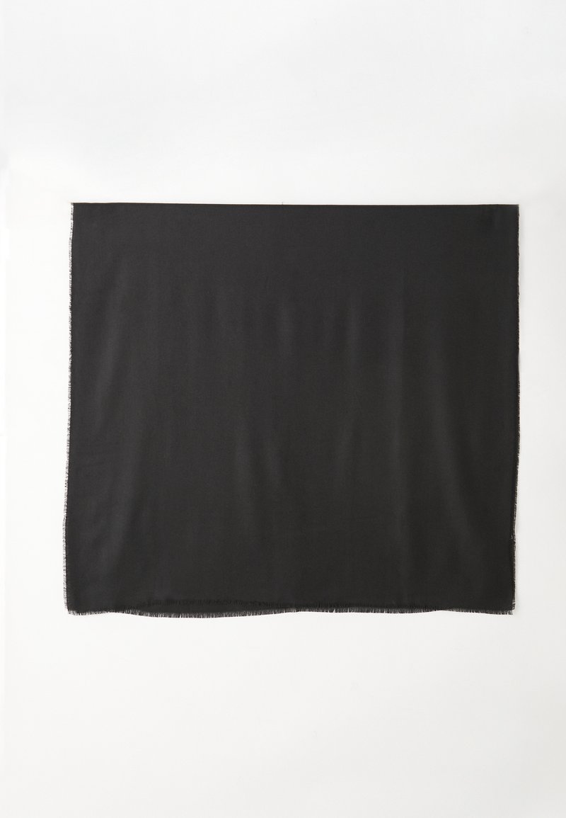 Bufanda rectangular negra hecha de tela suave con una textura lisa y bordes deshilachados, que mide aproximadamente 60x30 pulgadas.