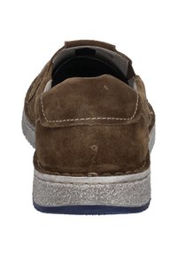 Hnědé semišové mokasíny s texturovanou šedou podrážkou a bílým stehem. Zadní část má zaoblené okraje a měkký vršek.