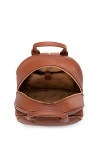 Sac à dos en cuir marron avec une forme arrondie, deux zips et une poignée sur le dessus. À l'intérieur, il dispose d'une doublure de marque et d'un séparateur central.