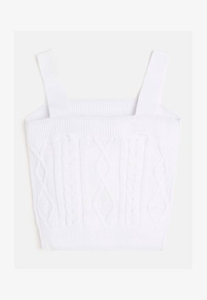 Top corto bianco in maglia con spalline larghe e motivo a treccia davanti, disteso su uno sfondo chiaro.