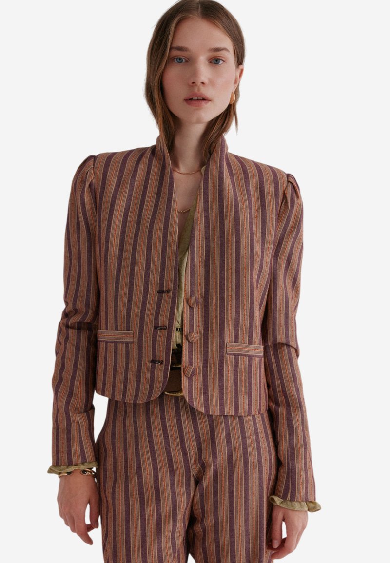 Gestreepte blazer in paarse en oranje tinten, cropped ontwerp met schouderplooien, twee voorzakken en knoopaccenten. Gelaagd stof.