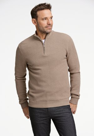 Suéter marrón con cremallera, de patrón texturizado, mangas largas y dobladillo acanalado, combinado con pantalones oscuros.