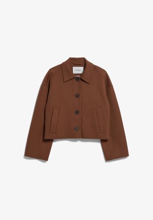 Pruun lühike jakk pikkade varrukatega, ees nööpkinnitus, kaks küljetaskut ja terava kraega, asetatud valgele taustale.