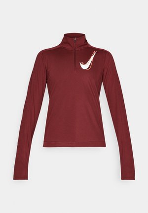 Burgunderfarbener Langarmtop mit hohem Kragen und halbem Reißverschluss, mit einem weißen Nike-Logo auf der linken Brust, glatte Textur mit taillierter Passform.