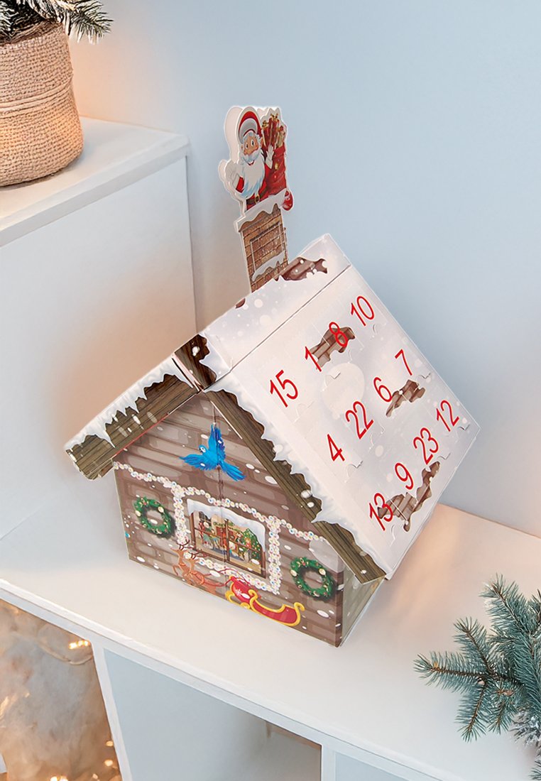 Weihnachtliches, hölzernes Adventskalender in Form eines Hauses, mit einem schneebedeckten Dach, bunten Zahlen und detaillierten Illustrationen.