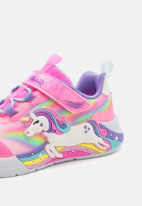 Glanzende roze sneakers met een eenhoornontwerp, regenboogaccenten en een klittenbandsluiting. Lichtgewicht met een gestructureerde zool en kleurrijke patronen.