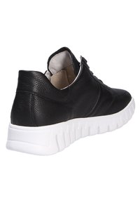 Schwarze Leder-Sneaker mit strukturiertem Finish, weißer Gummisohle und runder Zehenpartie, featuring Schnürdesign und gepolsterem Innenfutter.