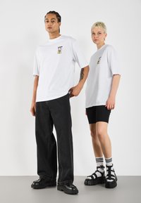 YOURTURN UNISEX - Marškinėliai su spaudiniu - bright white
