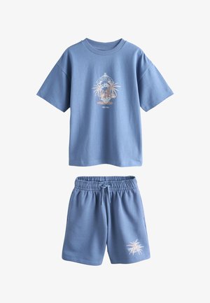 Blaues T-Shirt mit kurzen Ärmeln und passende Shorts mit tropischem Palmenmotiv und dem Text "Tropical" auf beiden Teilen.