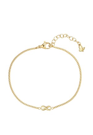 Delikat armbånd med guldkæde med uendelighedssymbol som midterstykke og justerbar lås med en lille sommerfuglevedhæng på hvid baggrund.