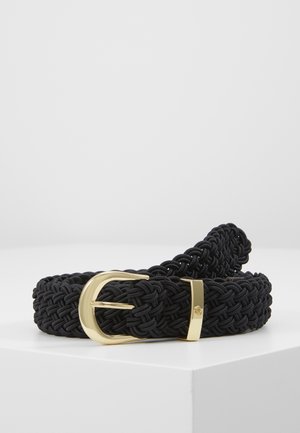 Ceinture tissée noire avec une boucle incurvée dorée et un passant de ceinture doré, présentée enroulée sur une surface blanche.