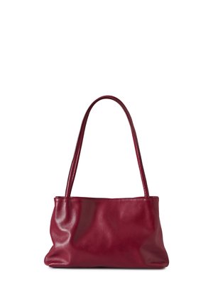 Borsa a tracolla rossa in pelle con una singola tracolla lunga e un corpo rettangolare morbido e leggermente stropicciato.