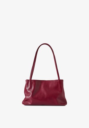 Bolso de hombro de cuero rojo con una sola correa larga y un cuerpo rectangular suave, ligeramente arrugado.