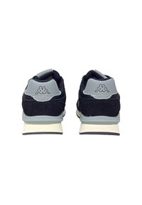 Sneaker in suede nero con accenti grigi, dotate di una soletta imbottita e un logo prominente sul tallone, progettate per comfort e supporto.