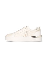 Hvide sneakers med præget mønster, nitte detaljer og metalliske accenter på hælen. Har flade snørebånd og en tykk gummisål.