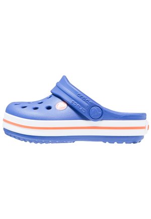 Blå Crocs træsko med justerbar hælrem, hvid sål med en orange stribe og ventilationshuller på toppen.