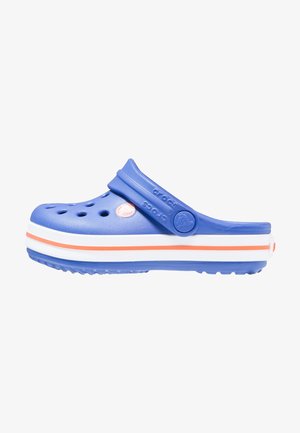Blå Crocs træsko med justerbar hælrem, hvid sål med en orange stribe og ventilationshuller på toppen.