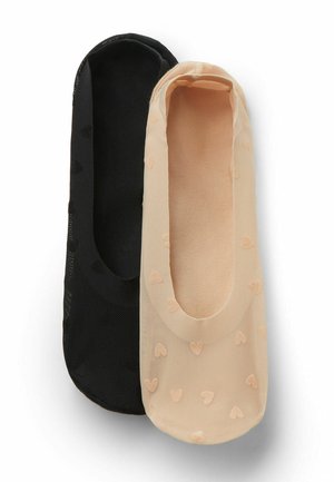 Dva páry neviditelných ponožek, jeden černý a jeden béžový, každý s jemným vzorem ve tvaru srdce.