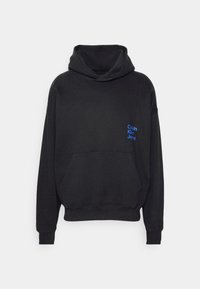 Sudadera con capucha negra hecha de tela suave, con un bolsillo frontal y un logo azul de "Calvin Klein Jeans" en el pecho izquierdo. Mangas largas con puños acanalados.
