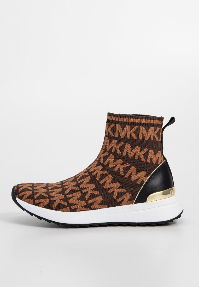 Zapatilla alta en marrón y negro con patrón "MK", suela blanca, acento negro en el talón y detalle metálico dorado en la parte trasera.