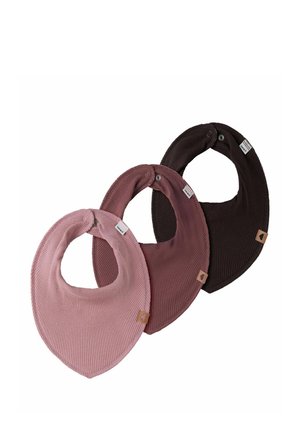 Tres baberos de tela acanalada para bebé en rosa, malva y marrón oscuro, cada uno con cierres de presión y pequeñas etiquetas rectangulares.