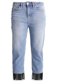 Světle modré denimové džíny s kratším střihem a černými třásněmi na lemech. Klasický pětikusový design a zapínání na přední knoflík.