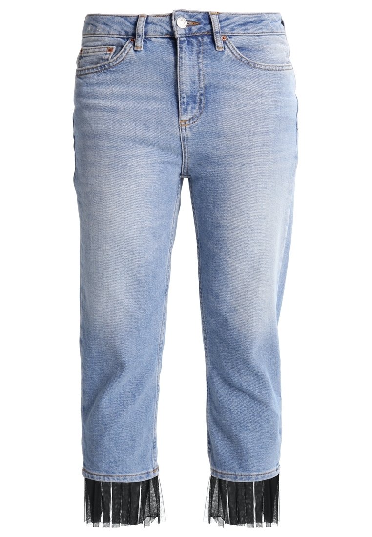 Světle modré denimové džíny s kratším střihem a černými třásněmi na lemech. Klasický pětikusový design a zapínání na přední knoflík.