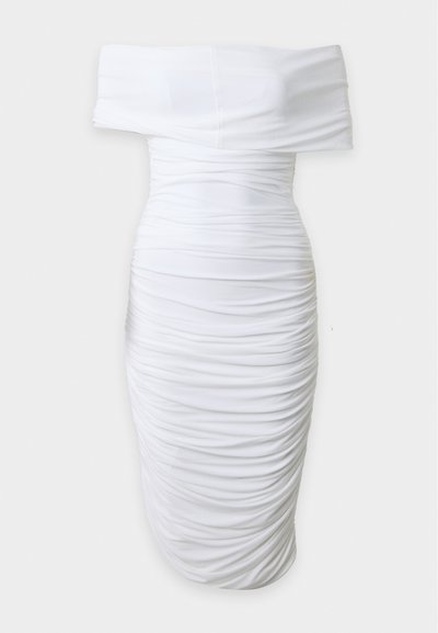 Hvid off-shoulder kjole med rynket detalje, foldet halsudskæring og figursyet silhuet, der går under knæet.