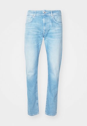 Világoskék vászon farmernadrág egyenes szabással, két elülső zsebbel és gombos záródással. Elhalványult megjelenés finom textúrával.