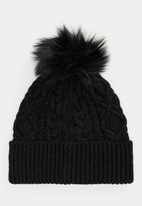Černá pletená čepice s copánkovým vzorem, s výrazným žebrovaným lemem a huňatým bambulí na vrcholu. Texturovaná, teplá látka.