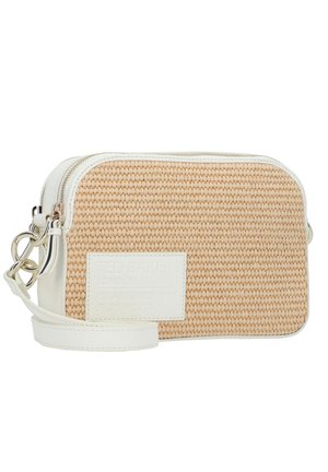 Kleine rechthoekige beige geweven crossbodytas met witte leren rand, ritssluiting en een aangehechte witte leren band met metalen ringen.