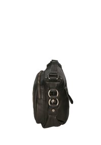 Borsa nera in pelle con forma rettangolare, chiusura con zip, accessori in metallo e dettagli. La vista laterale mostra le cuciture e una superficie testurizzata.