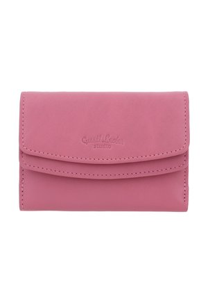 Cartera de cuero rosa con solapa plegable, que presenta detalles de costura y un logo en relieve en la parte frontal. Textura suave y diseño compacto.