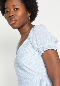 Hollister Co. BEST IS BACK WOVEN WRAP DRESS - Vestido de dia - blue pattern