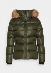 Olivgrön vadderad jacka med dragkedja framtill, justerbar huva med brun fuskpälskant och svarta stickade muddar. Slät, vadderad yta.