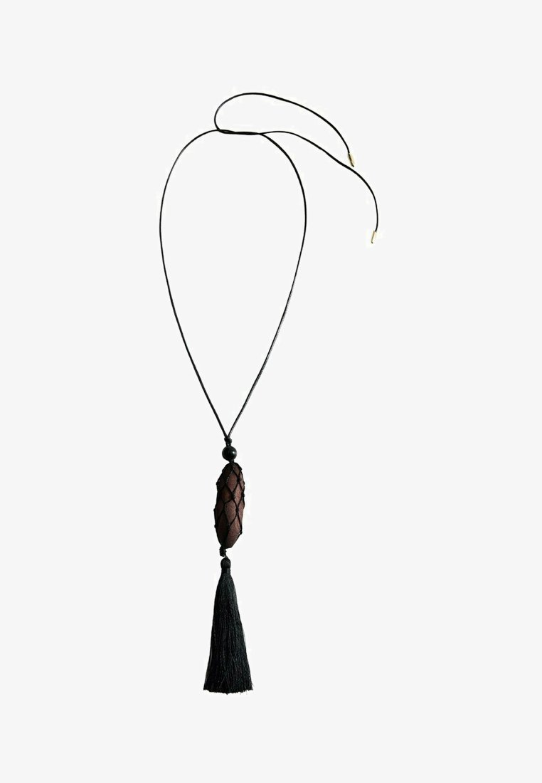 Collier à cordon noir avec un pendentif ovale marron enveloppé dans un filet et un long pompon noir suspendu en dessous.